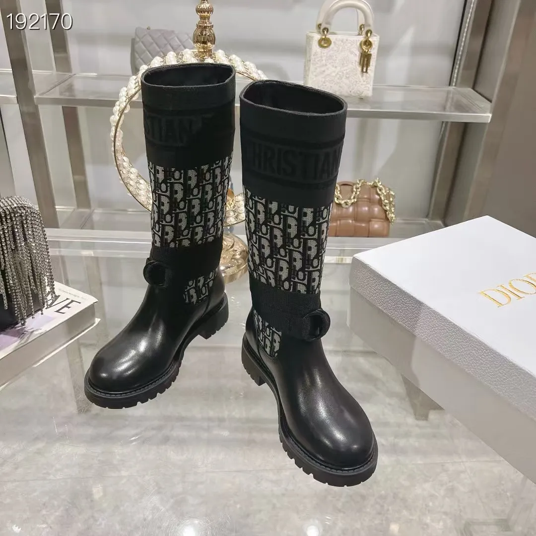 👟👟Ex-factory price 560👟👟 Dior color-blocking new boots for autumn and winter, the latest electric embroidery color-blocking letter logo for autumn and winter, round-toe high-top knight boots for women, Material: first-layer cowhide stitched with electric embroidery fabric, sheepskin lining for feet, original molded TPU outsole Size: 35-40 yards